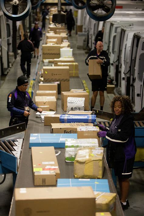 The Memphis-based shipping giant is following up its recent lease of a 534,100-square-foot warehouse in North Houston with a 337,000-square-foot facility 21 miles east of downtown Houston. . Fedex jobs houston